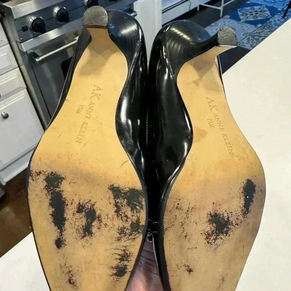 Anne Klein black leather kitten heel shoes with silver emblem size 7.5 - Picture 2 of 10